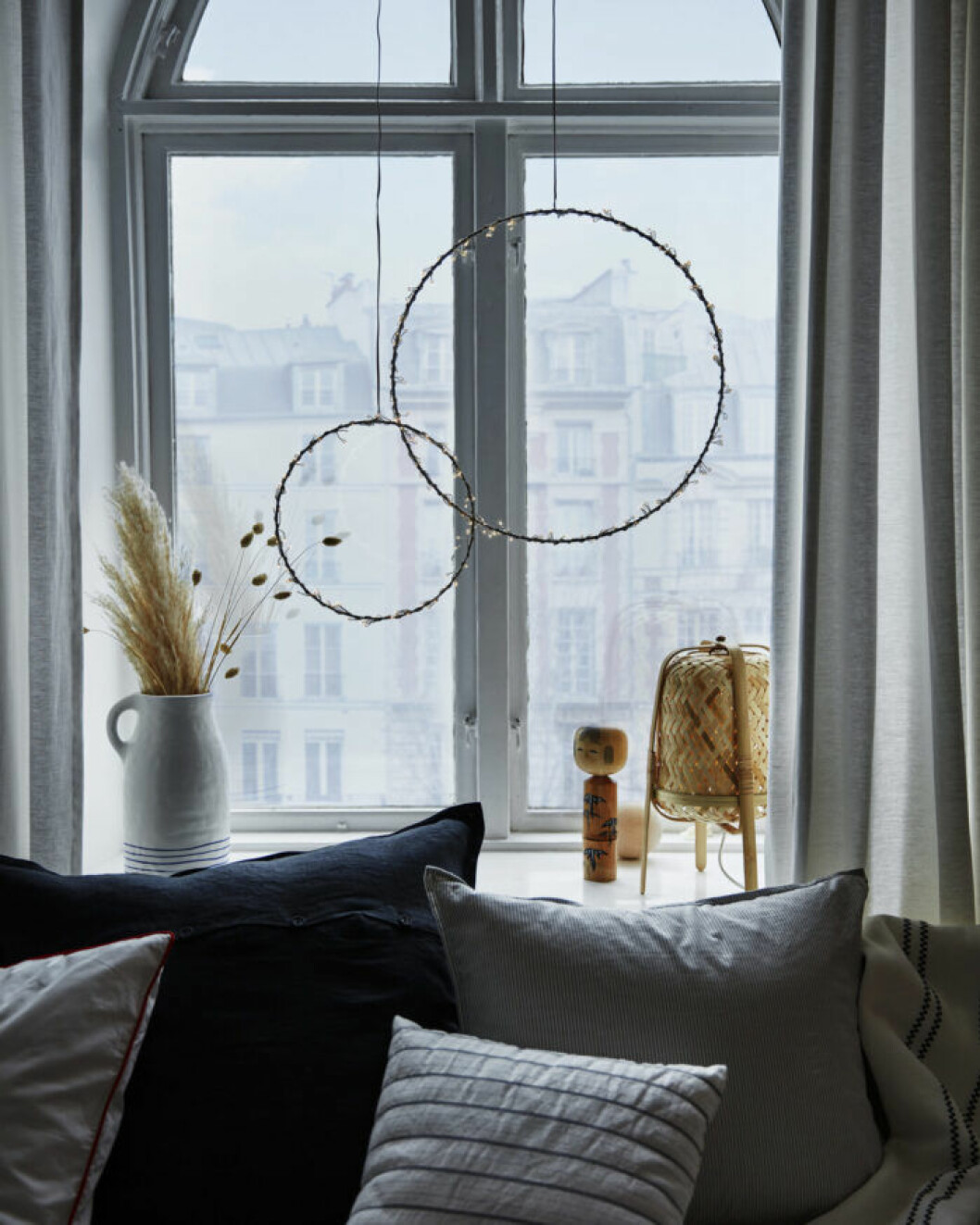 Minimalistiska kransar med ljusslinga från Ikea julen 2019