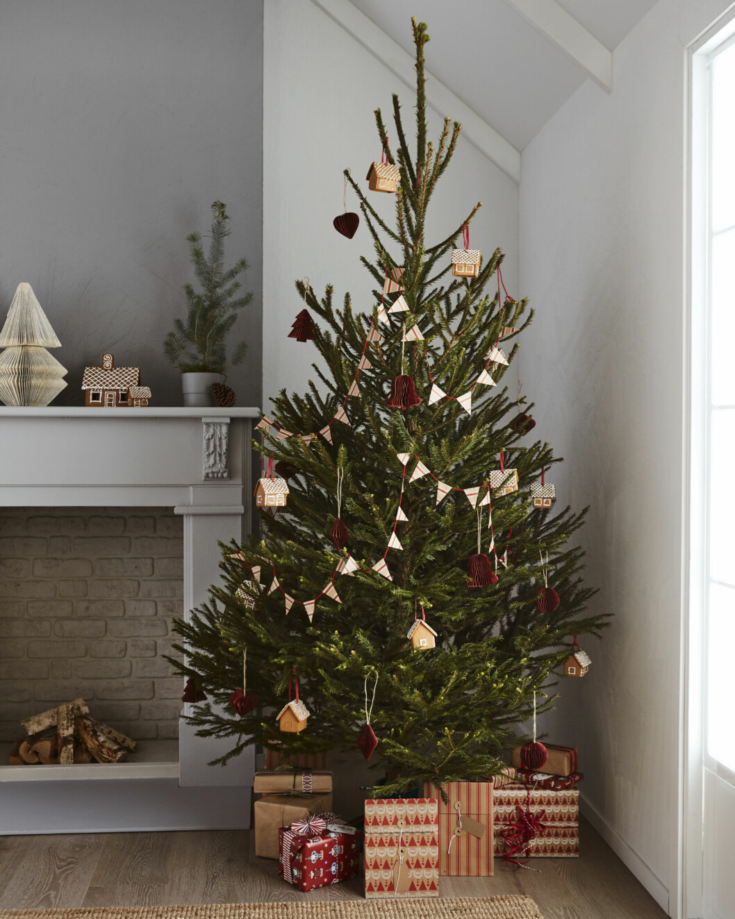 Julgran med juldekorationer från Ikea