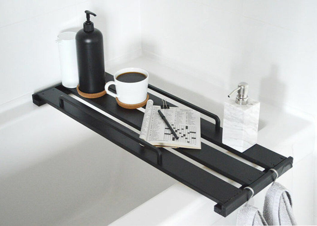 Foto: Kristina Steinmetz/Ich Designer Ett snyggt Ikeahack – en DIY-hylla till badkaret