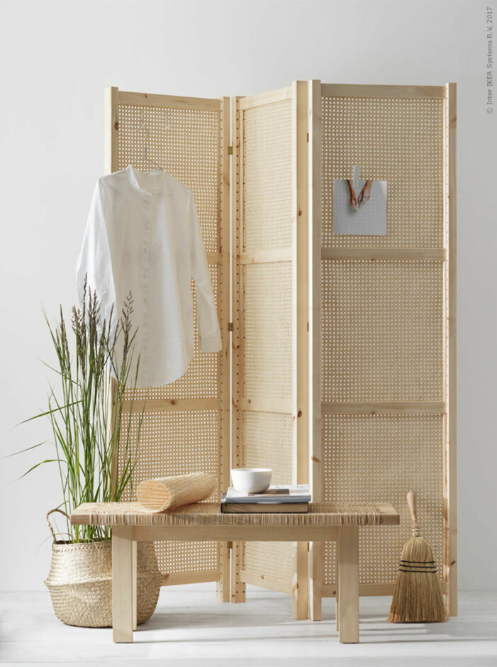 Foto: Ragnar Ómarsson. Styling och Ikeahack: Pella Hedeby för <a href="https://livethemma.ikea.se/diy-ivar-vikskarm/" target="_blank" rel="noopener">Ikea Livet Hemma</a>. Så gör du en trendig vikvägg i rotting