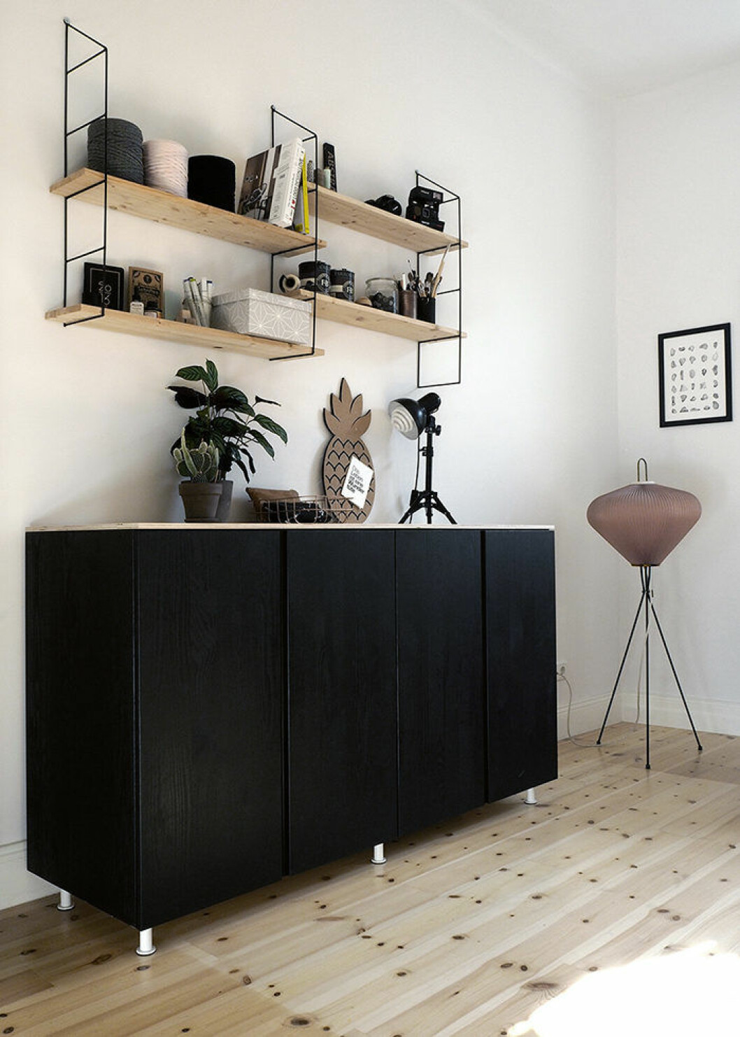 Foto: <a href="http://www.craftifair.com/ikea-hack-wie-du-aus-ivar-schranken-ein-cooles-sideboard-machst/" target="_blank" rel="noopener">Craftifair</a> Smart förvaring i form av platsbyggda hyllor