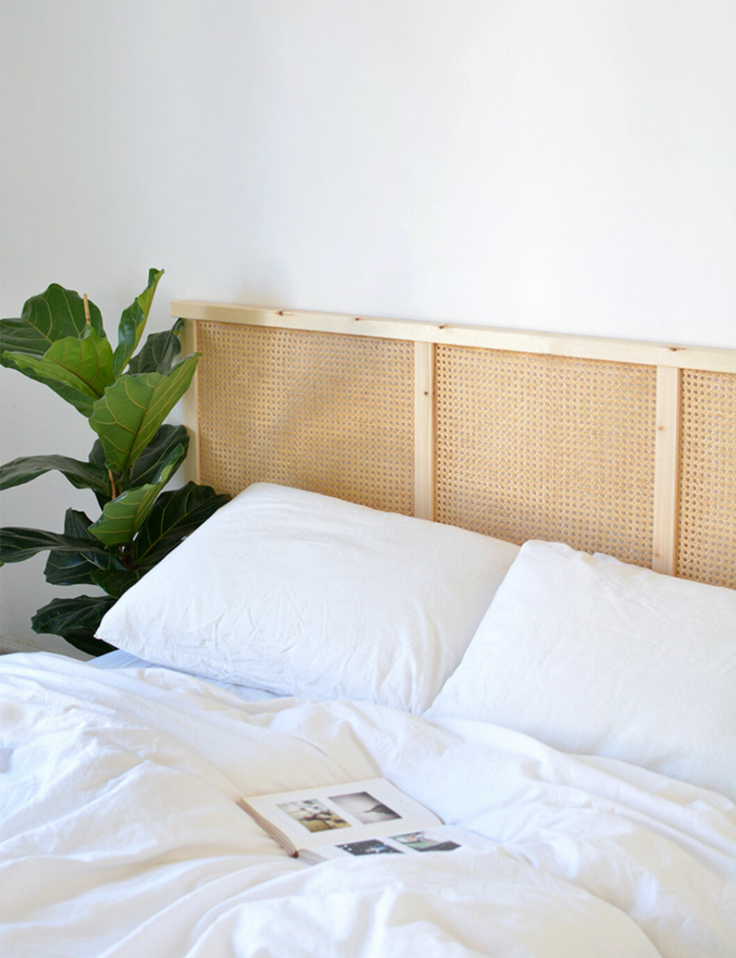Foto & Ikeahack: <a href="https://www.burkatron.com/2019/03/ikea-hack-ivar-cane-headboard.html" target="_blank" rel="noopener">Burkatron</a> ikeahack med sänggavel i rotting