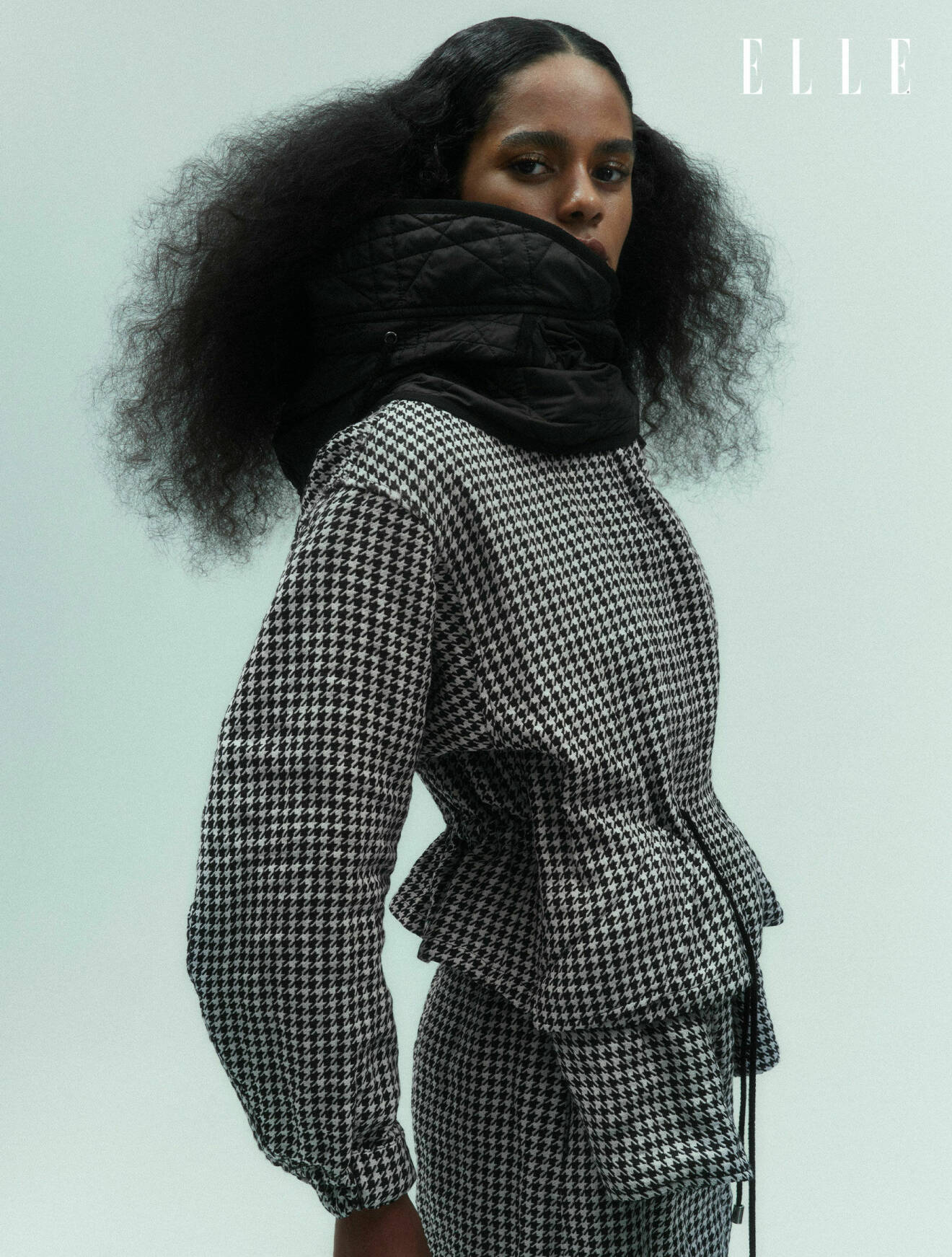 Modellen är klädd i matchande jacka och kjol med en svart löstagbar krage, allt från Christian Dior