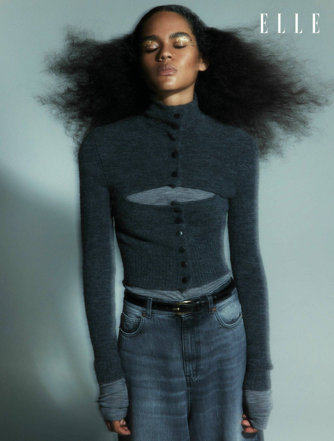 Modellen har på sig en kofta från Isabel Marant, med en tunn stickad tröja från H&amp;M och jeans från Teurn Studios