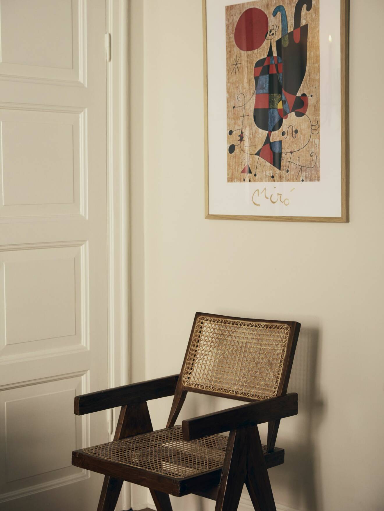 Karmstol av Pierre Jeanneret och tavla av Miró