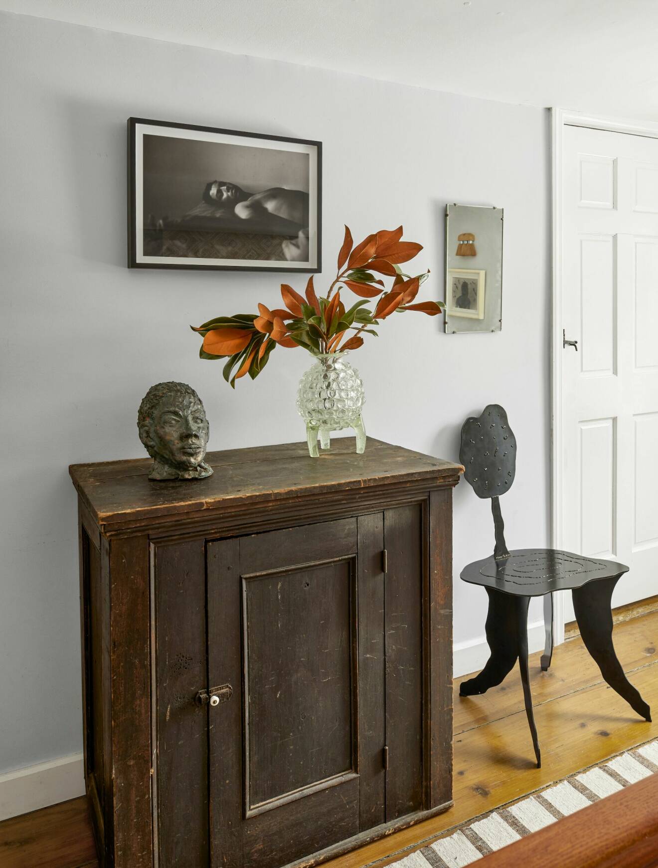 I hallen står Pond Chair av Kendall LeCompte. Vintageskåp och vas av Dana Arbib.