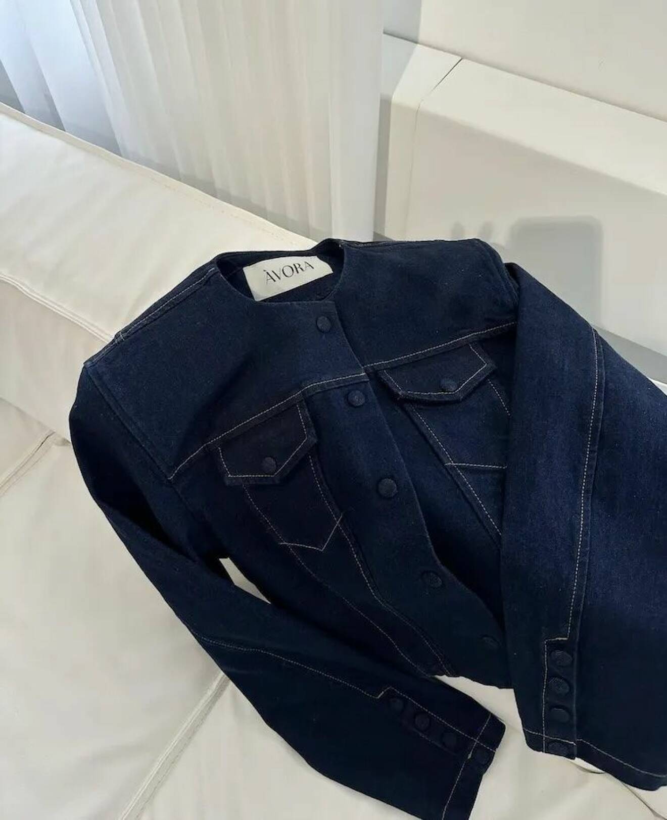 Mörkblå jeansjacka från Avora i croppad modell.