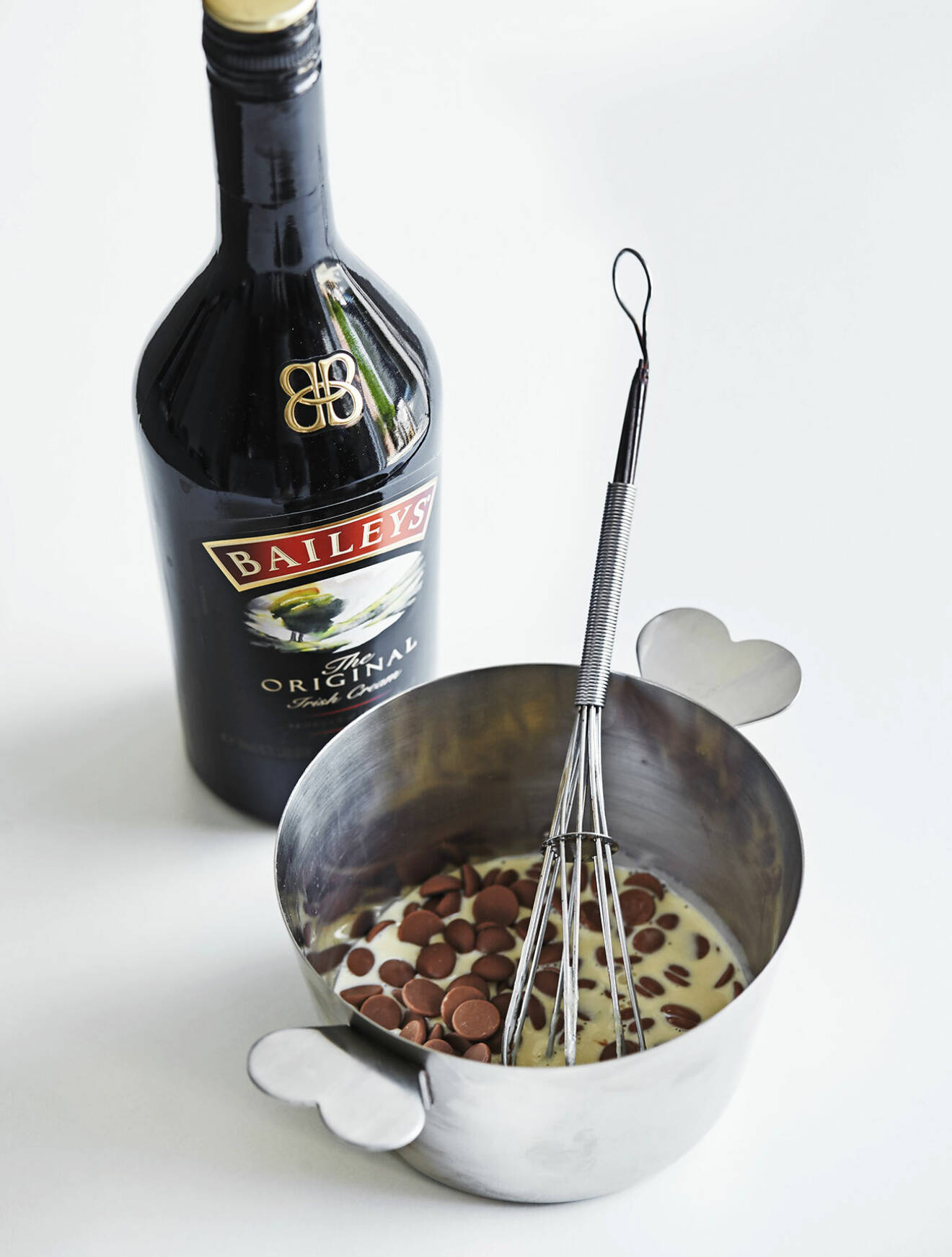 Steg 1 – blötlägg gelatinbladen, hacka chokladen och lägg i en skål