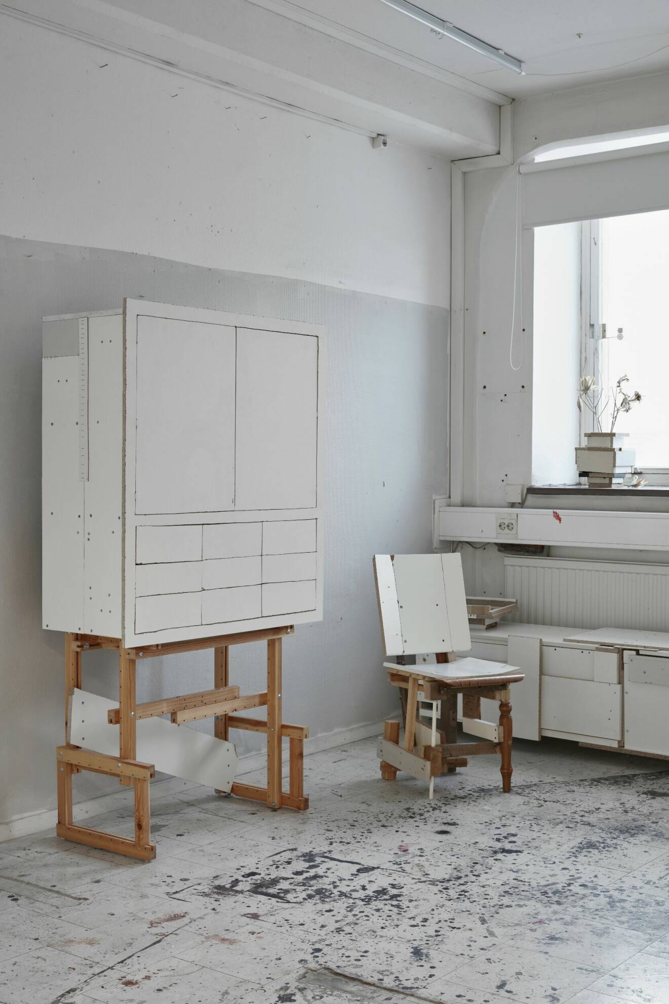 Finsnickaren och designern Finn Ahlgrens egensinniga möbler av kasserat bohag, möbelmässan 2023: Lifestyle embrace.