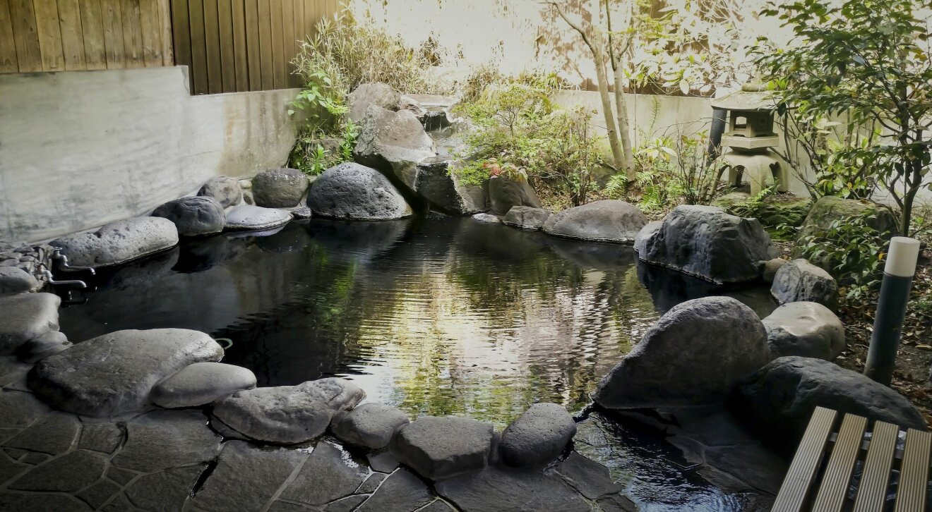 Japansk badritual i en onsen.