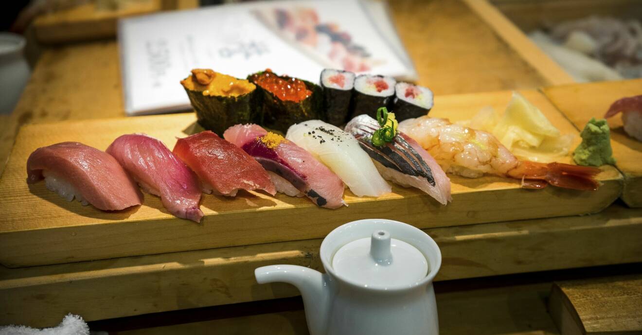 Japansk sushi på fiskmarknaden.
