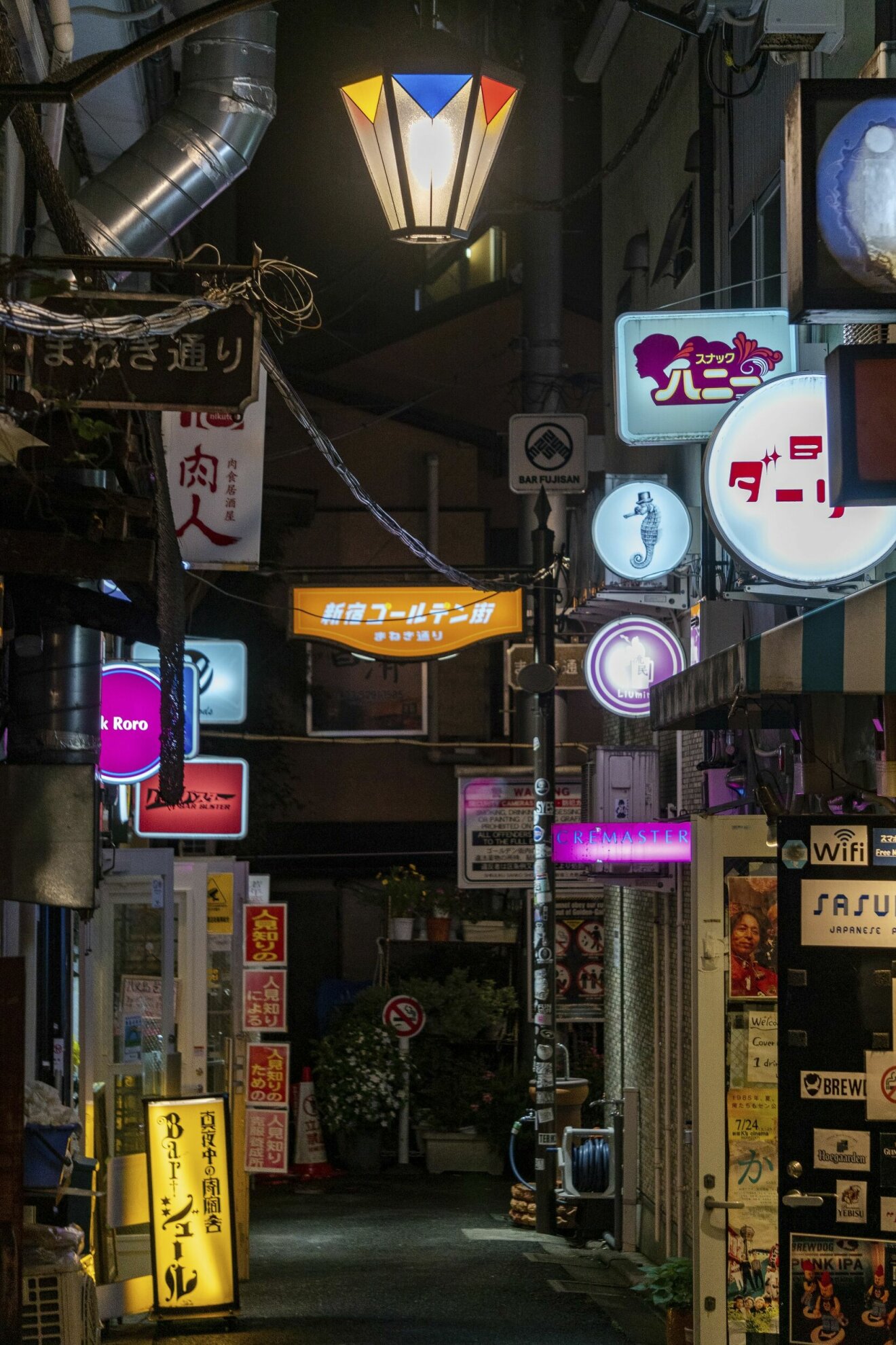 Golden Gais neongränder i Tokyo.
