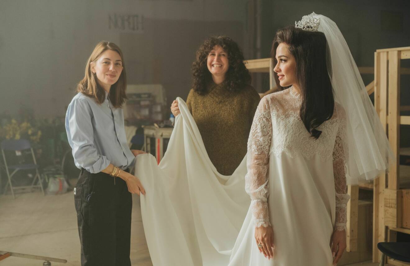 Sofia Coppola och Cailee Spaeny, iklädd vit Chanelklänning i rollen som Priscilla