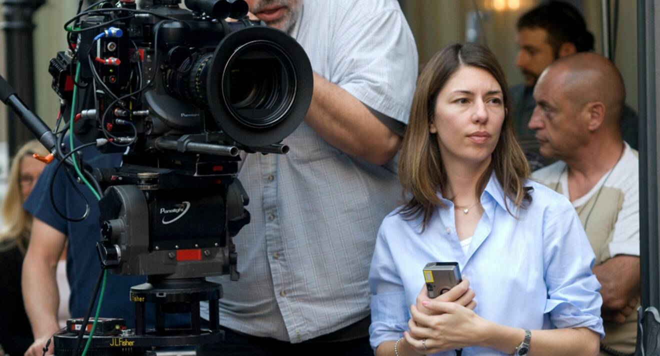 Sofia vid kameran iförd arbetsuniformen: Den blå skjortan.