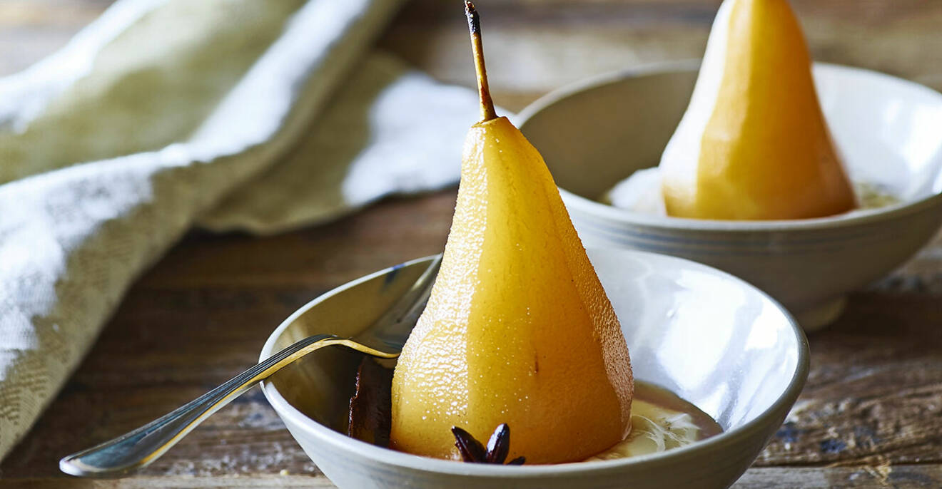 Recept på earl grey-pocherat päron med vaniljkräm