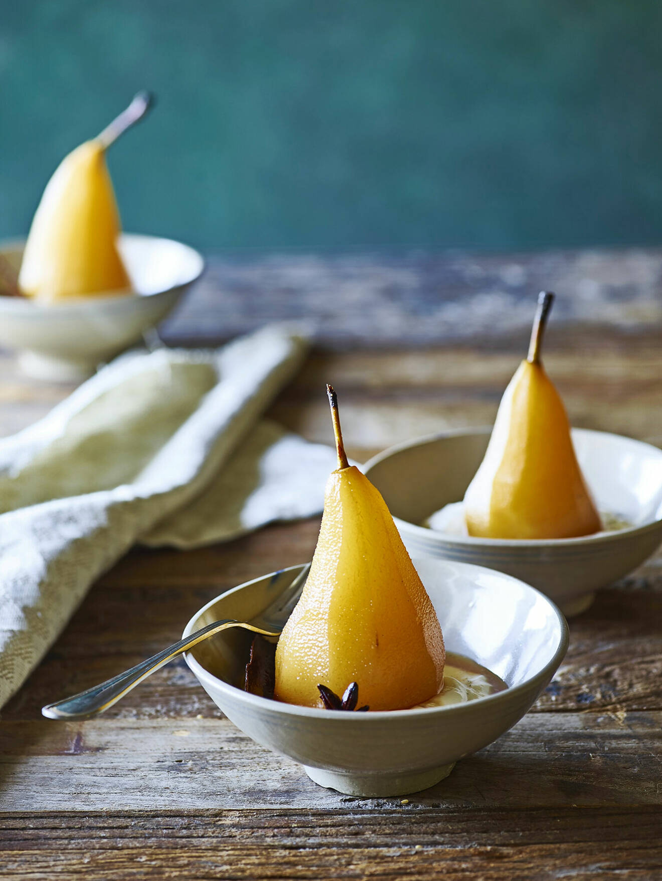Bjud på earl grey-pocherade päron med vaniljkräm