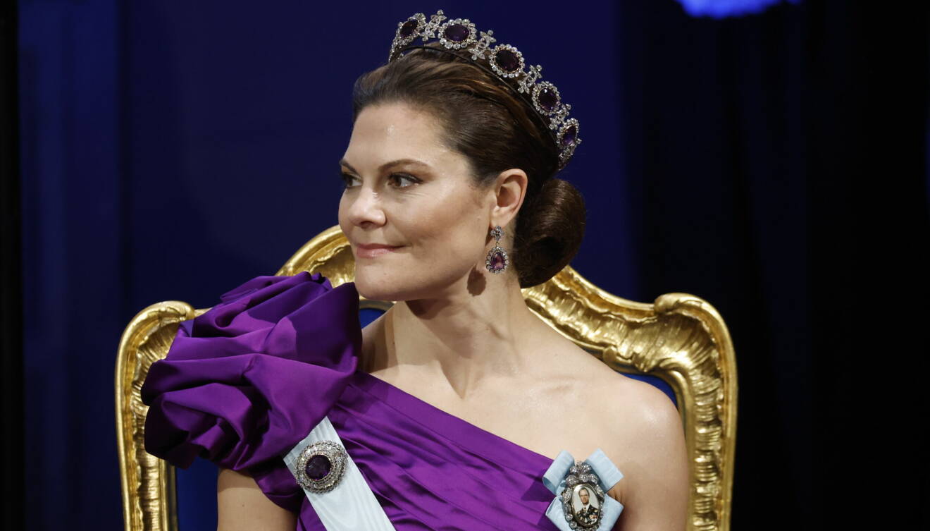 Kronprinsessan Victoria bär ametistgarnityret Nobel 2023