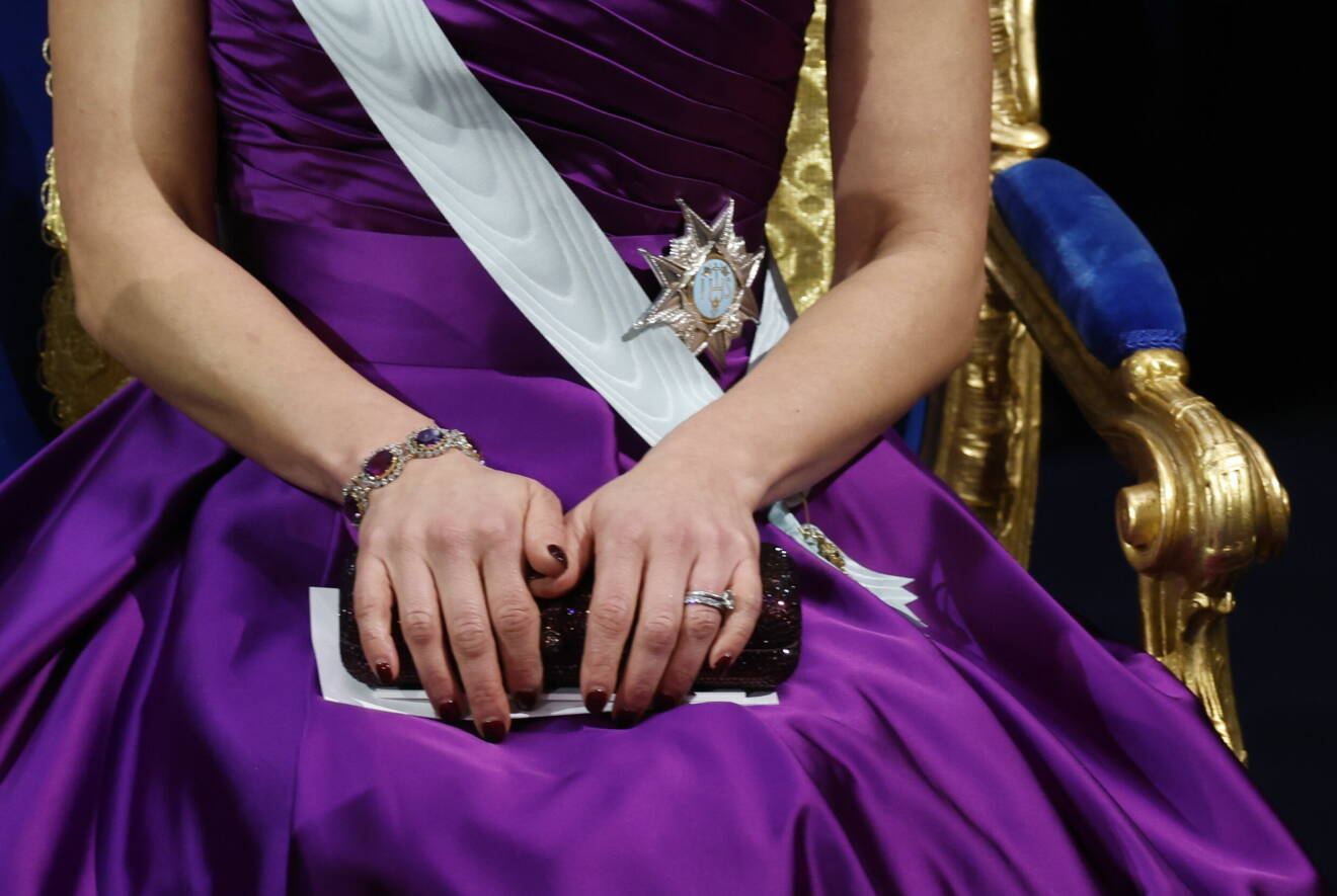 Kronprinsessan Victoria naglar och väska Nobelfesten 2023