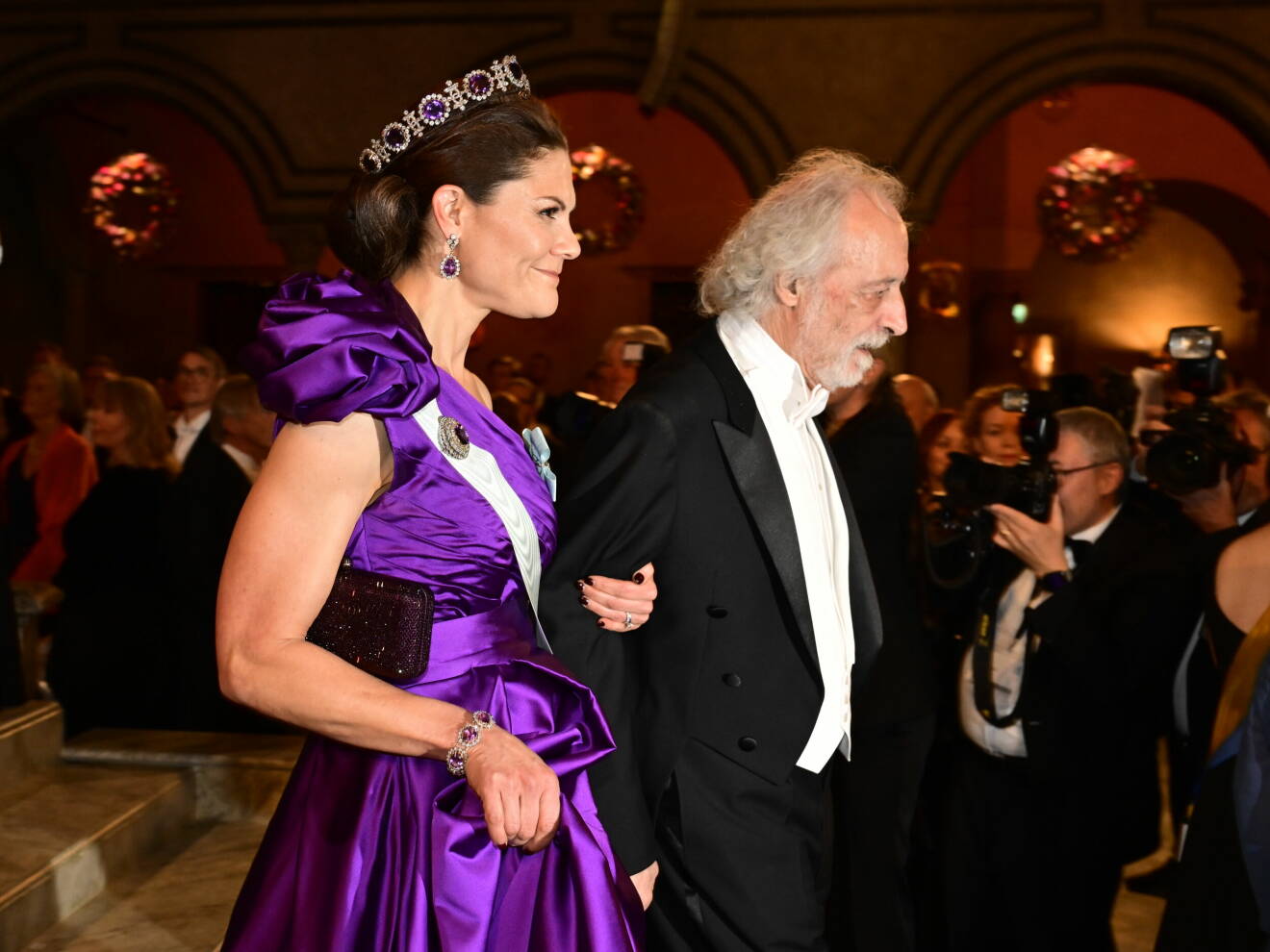 Kronprinsessan Victoria gör entré till Nobelfesten 2023