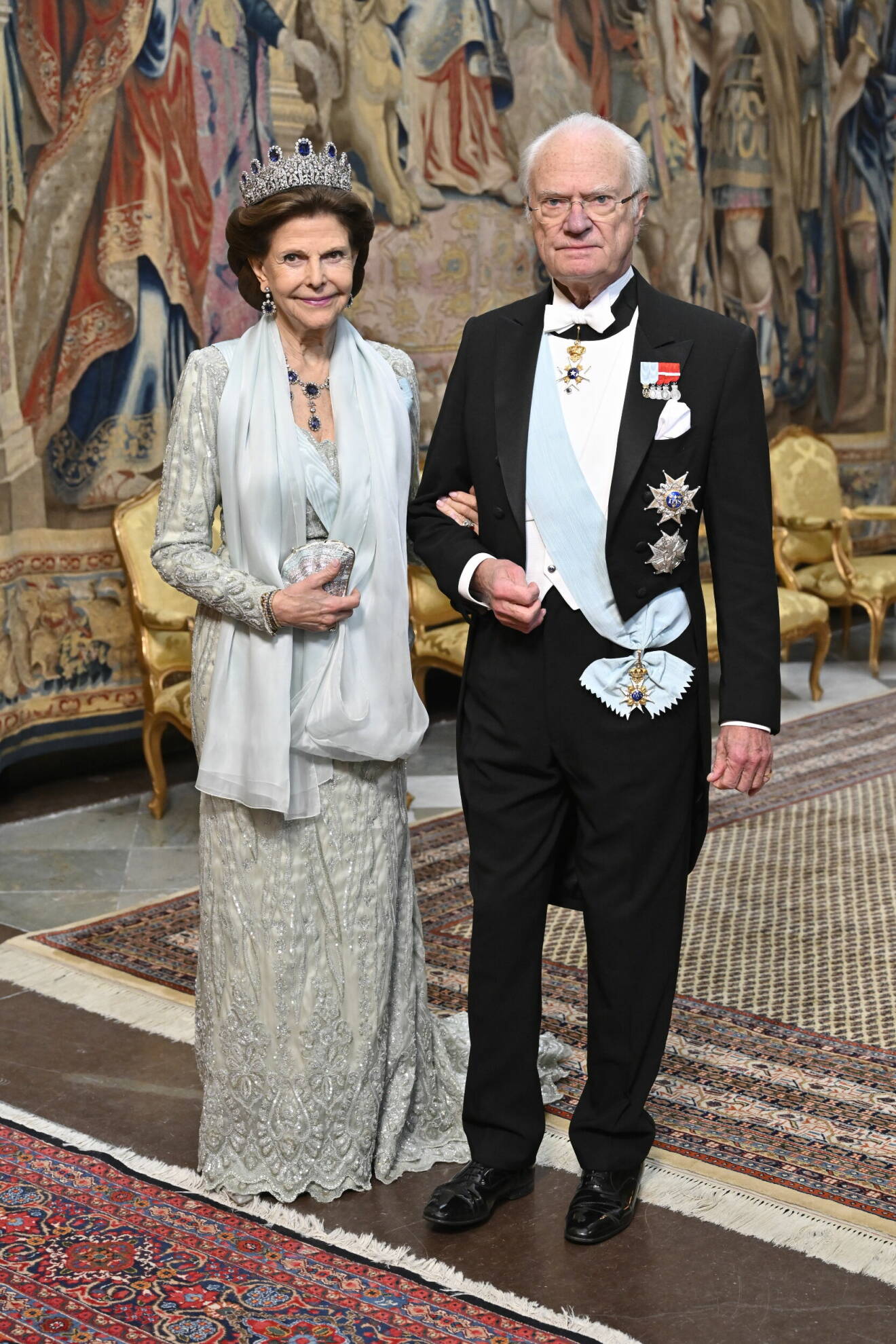 Drottning Silvia och kungen gör entré till Kungens middag för Nobelpristagarna 2023