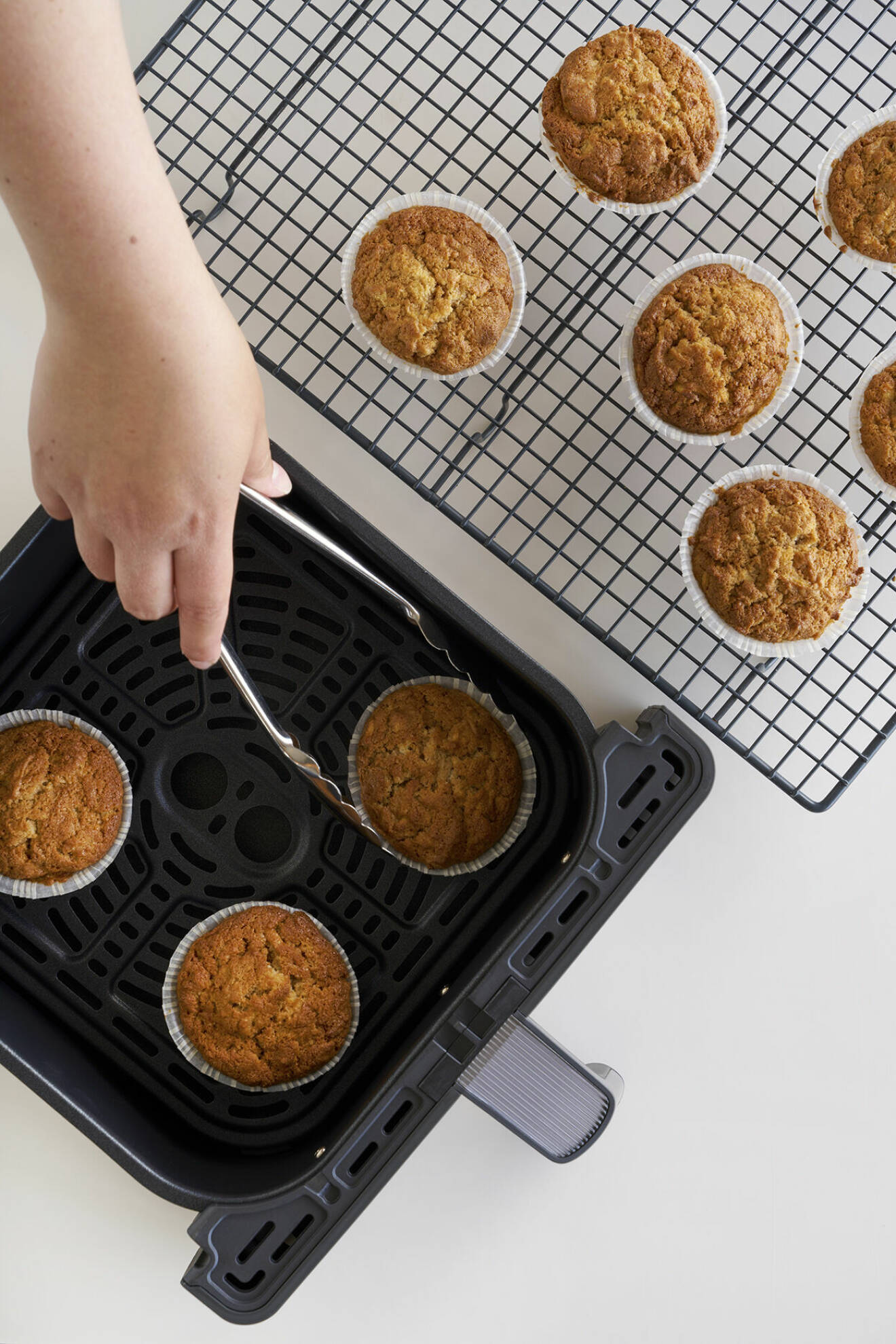 Steg 6 – spritsa frosting på muffinsen och dekorera med bär