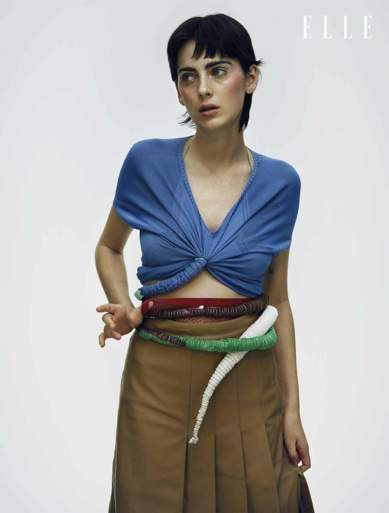 Modellen har på sig en blå topp från Maribaudi, brun kjol från Saks Potts, och bikinitopp från Celine by Hedi Slimane