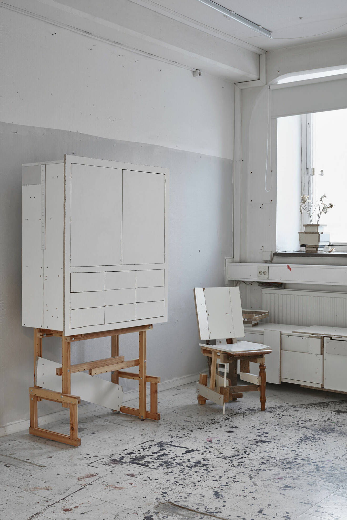 Inspireras av Finn Ahlgrens möbler som han skapar av kasserat material. Men även trasmattor, lapptäcken och väggbonader är några exempel på tacksamt återbruk att sätta händerna i.