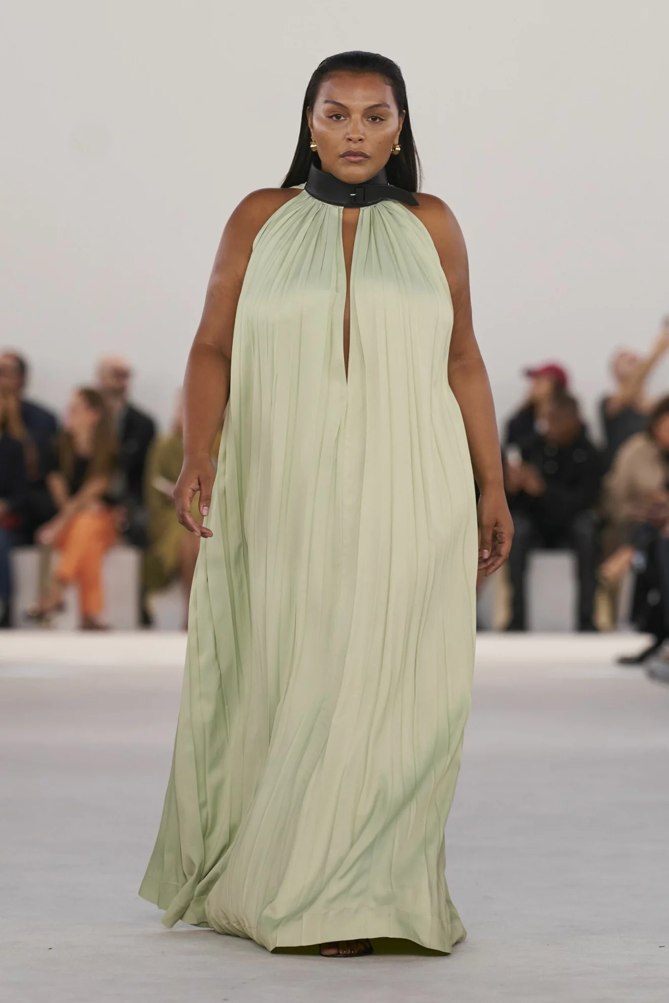 Ferragamo grön klänning draperad SS24.