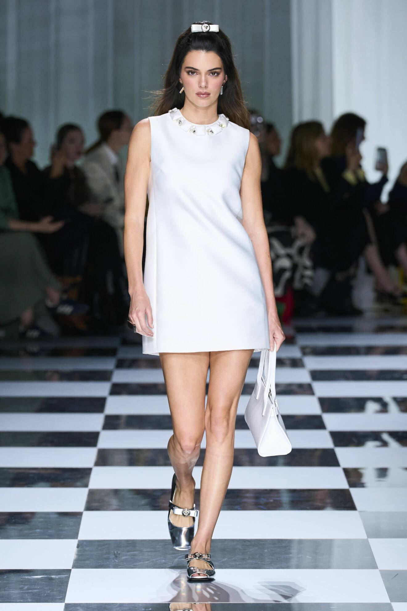 Versace SS24 Kendall Jenner i vit klänning. 