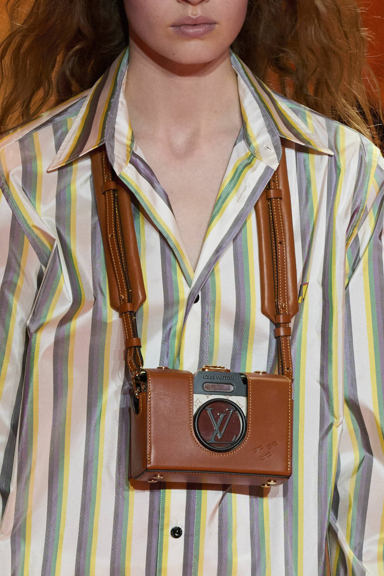 Louis Vuitton Ss24 randig skjorta och kamera. 