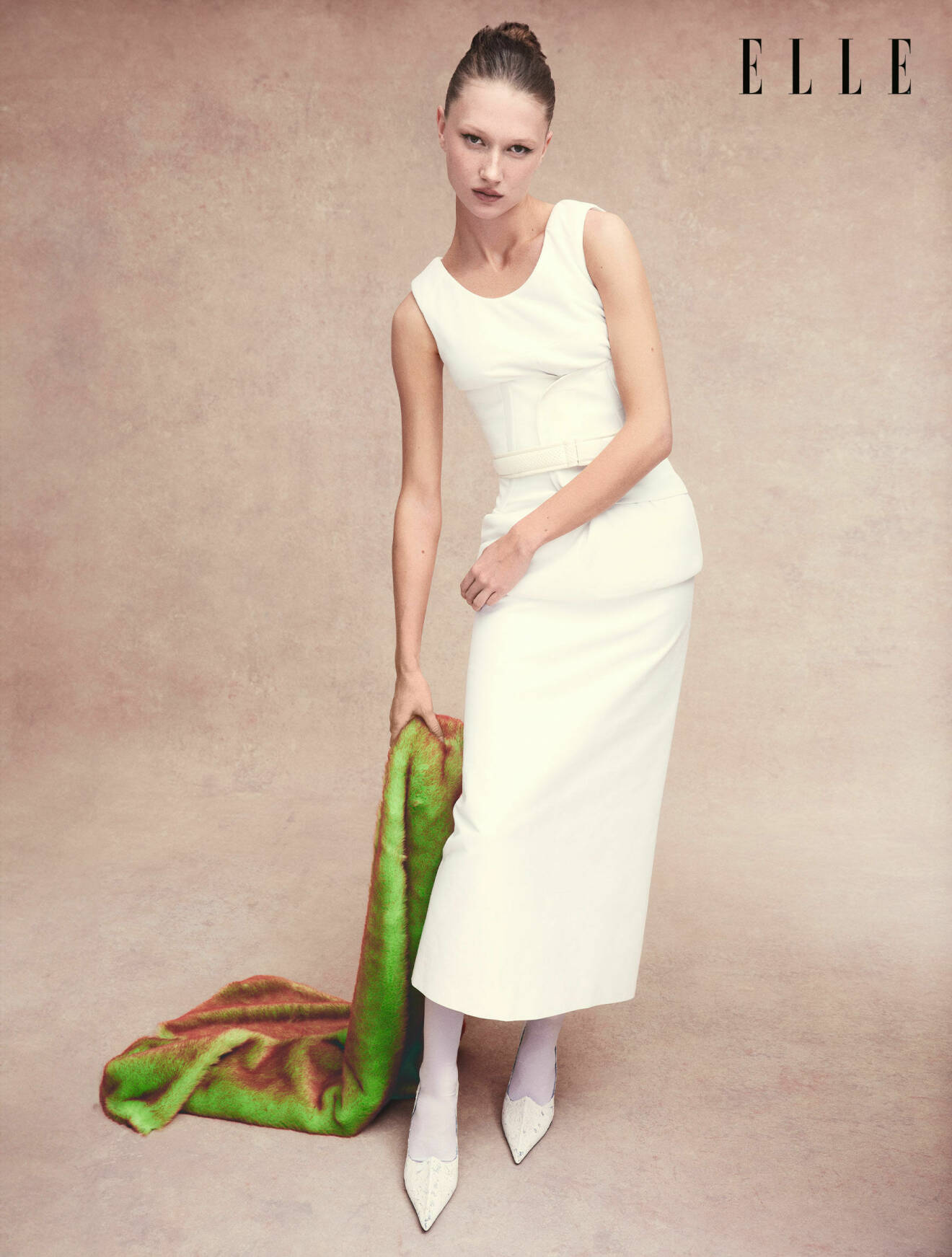 Modellen Evelina är klädd i vit topp, korsett, kjol och bälte från Sportmax.
