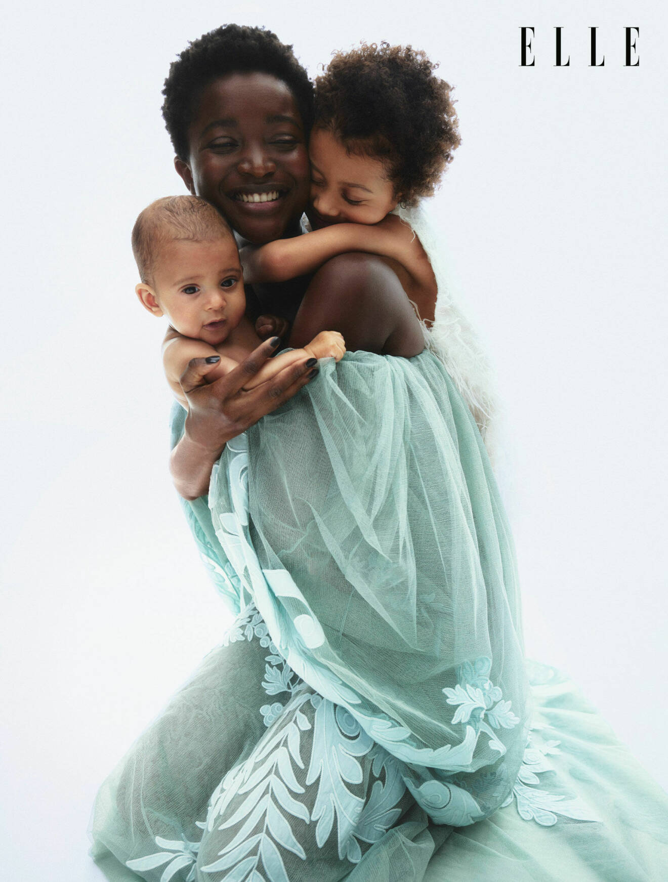 Modellen Oumie Jammeh tillsammans med sina barn, Shira och Nyah.