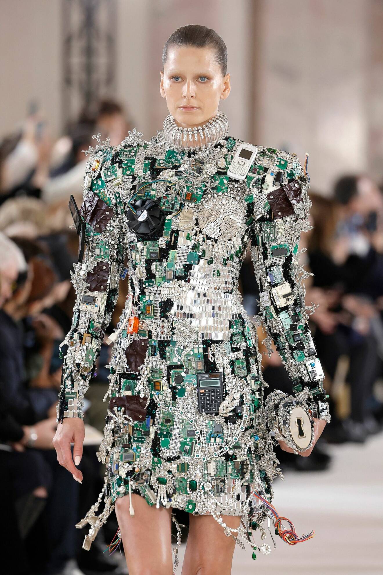 Schiaparelli tech klänning 2024.