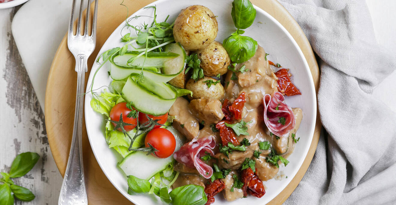 Recept på italiensk kycklinggryta med salami, basilika och tomat