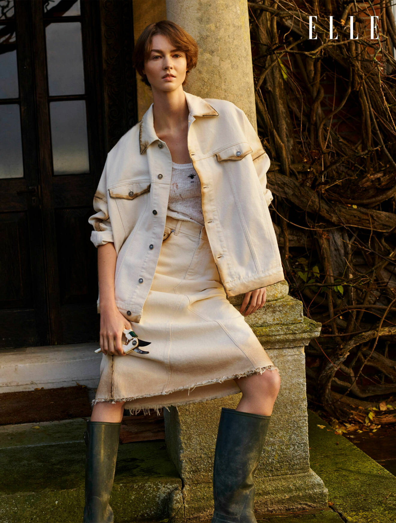 Modellen har på sig en beige jacka och kjol i denim, allt från Dior