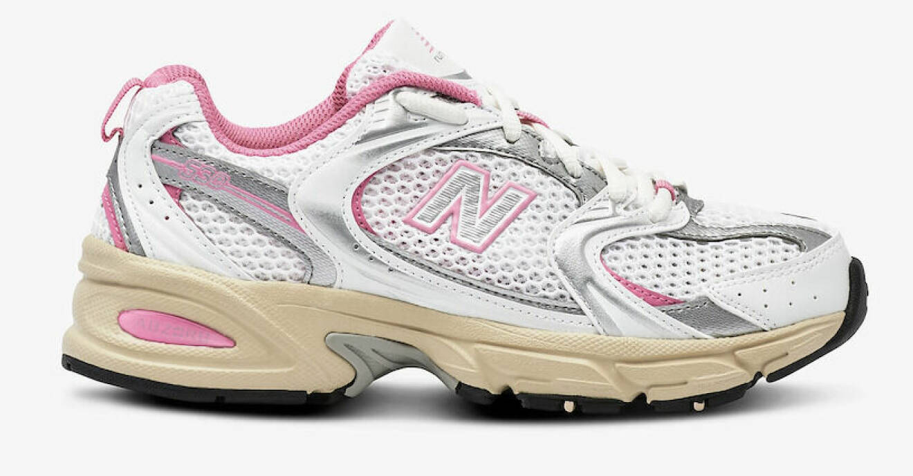 New Balance sneakers i vitt, grått och rosa.