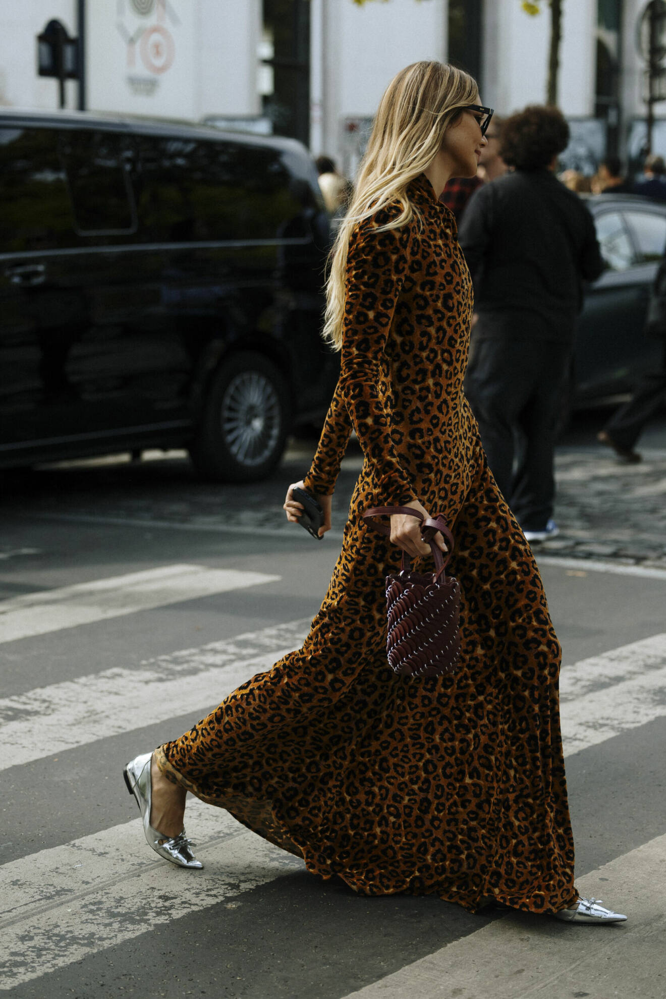 Leopardklänning på Paris gator under PFW.