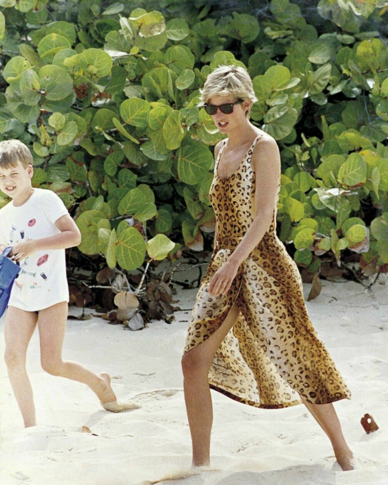 Prinsessan Diana år 1997 i full leopardstass på stranden i Karibien.