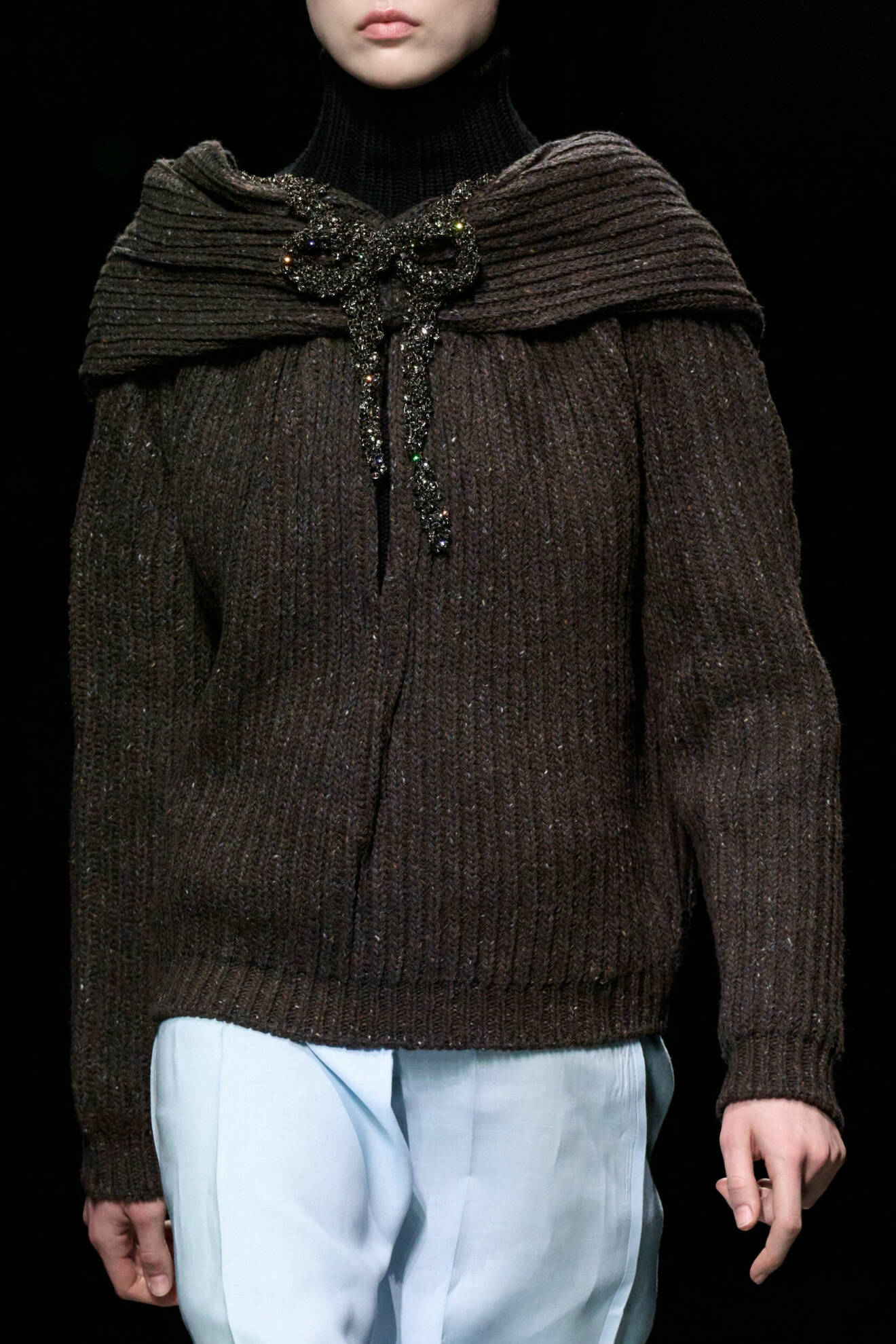 Prada AW24 visning Milano fashion week, stickad tröja med rosett.