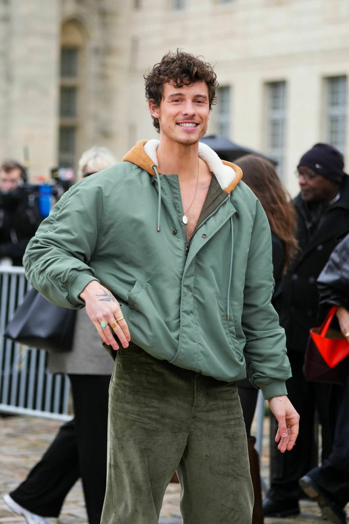Shawn Mendes på Loewe på Paris Fashion Week