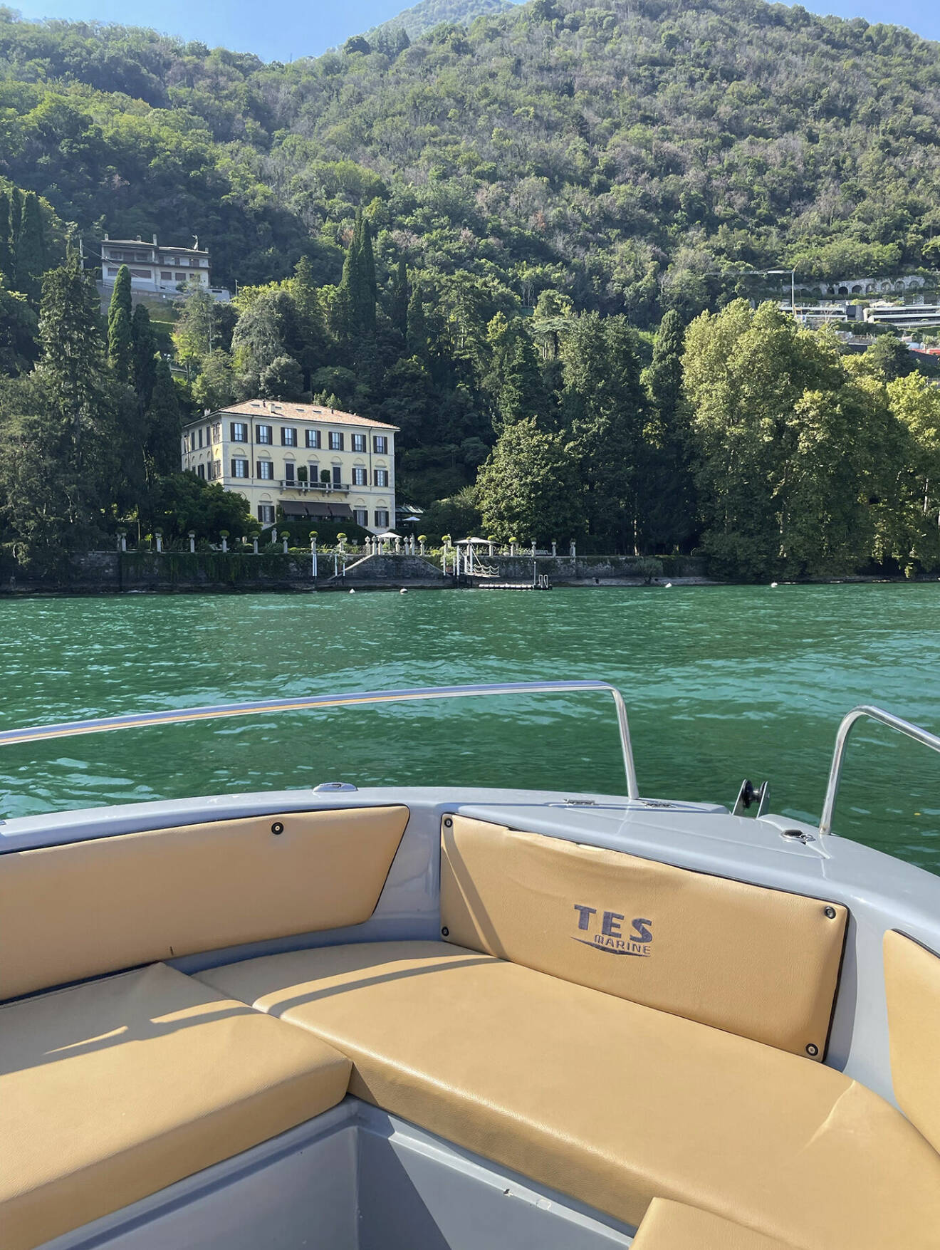 Med båten utanför Villa Fontanelle, som Gianni Versace en gång ägt.