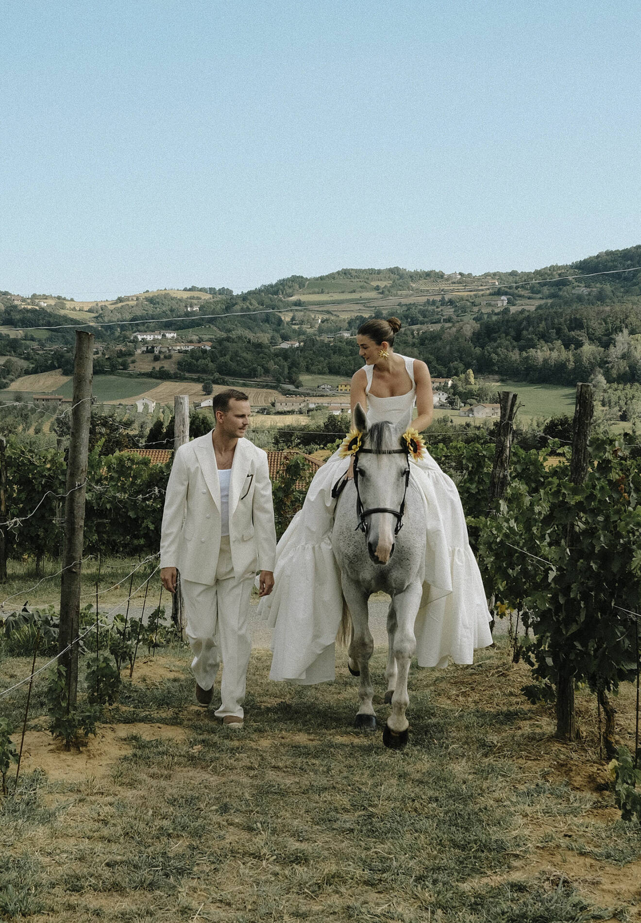 Linn och Felix gör entré på sin bröllopsdag, till häst genom vingårdarna.