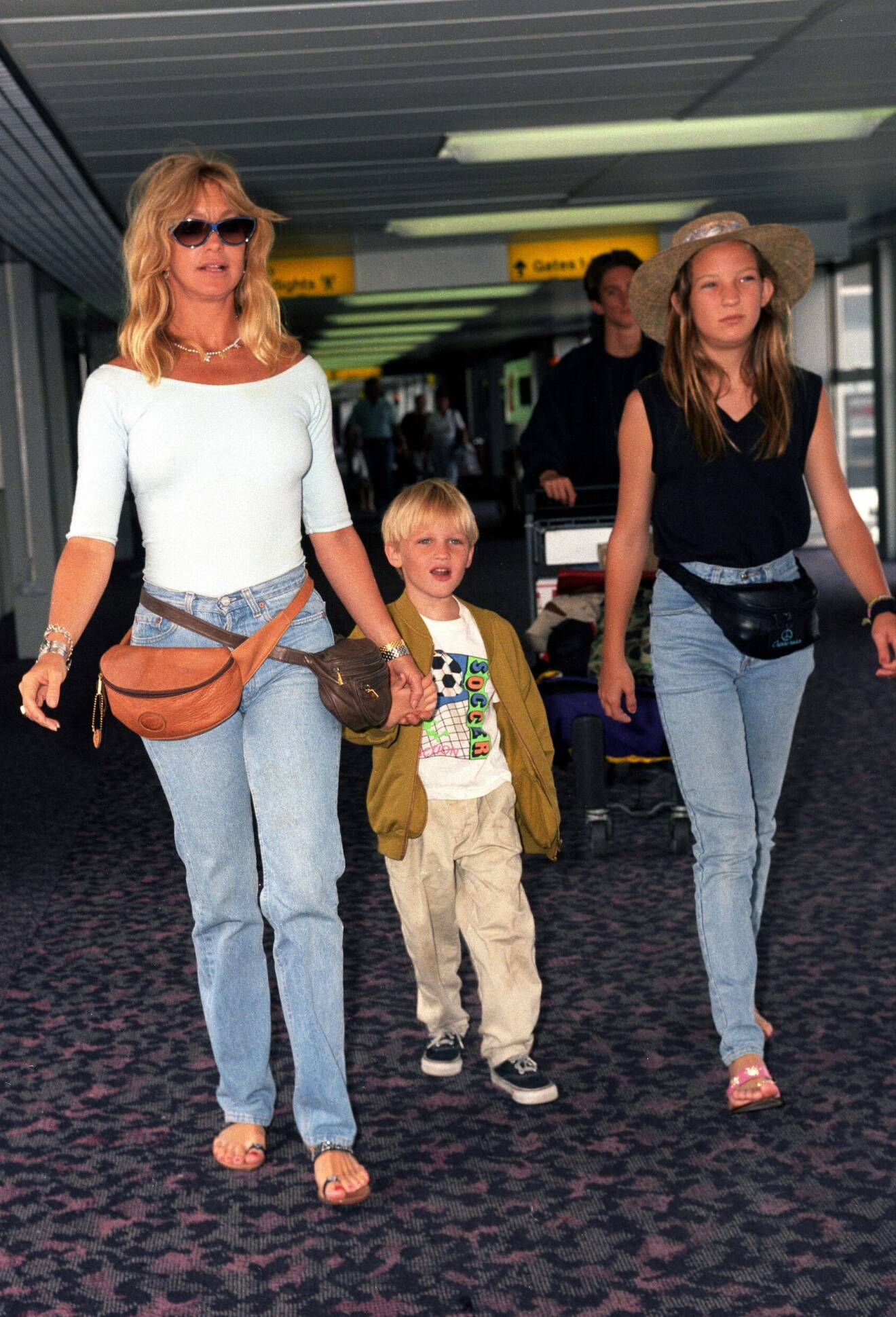 Goldie Hawns bästa stilögonblick – jeans och vit topp med dubbla magväskor.