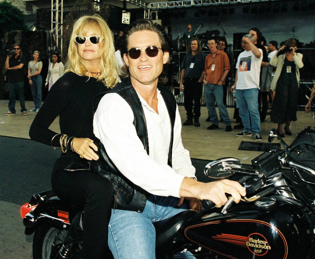 Goldie Hawns bästa stilögonblick – svart look på Harley Davidson