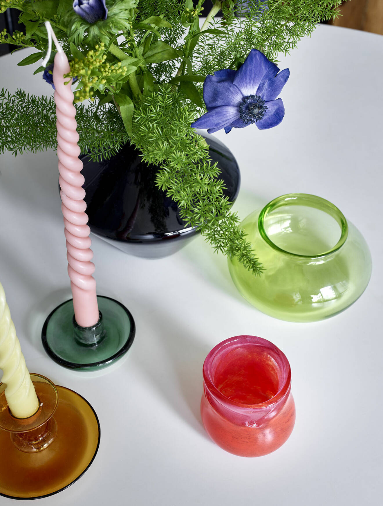 Konstglas i godisfärger av Linnéa Hedenus. Giulia Cairone leker gärna med färg, både i sin konst och inredningen. Bordet är ett second hand-fynd.