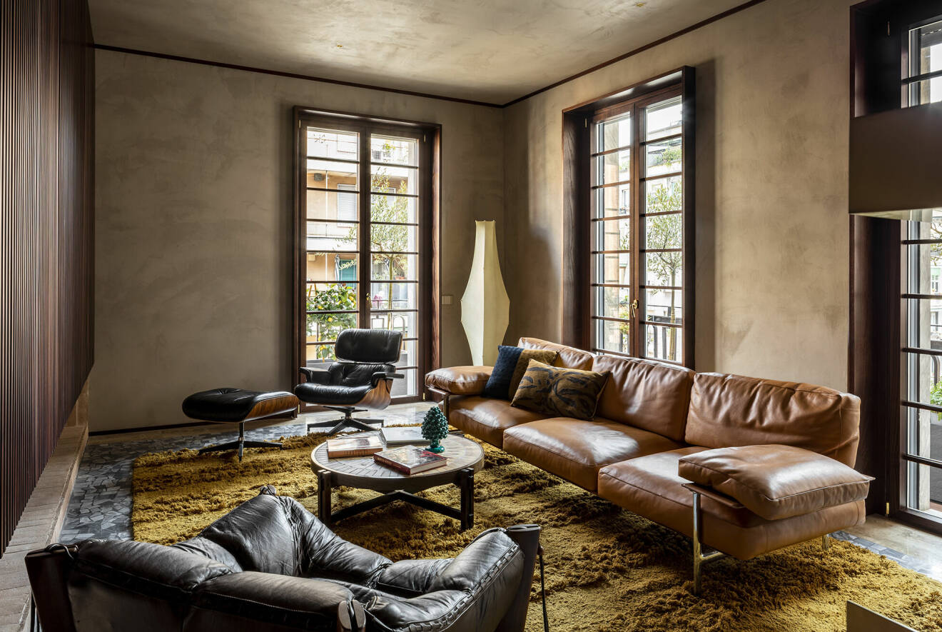 Med ljuset som inspiration har arkitekten Hannes Peer inrett den lyxiga våningen i Milano. Trä, tegel, skinn och ull är materialvalen. Vid fönstret Eames klassiker Lounge chair från Vitra.