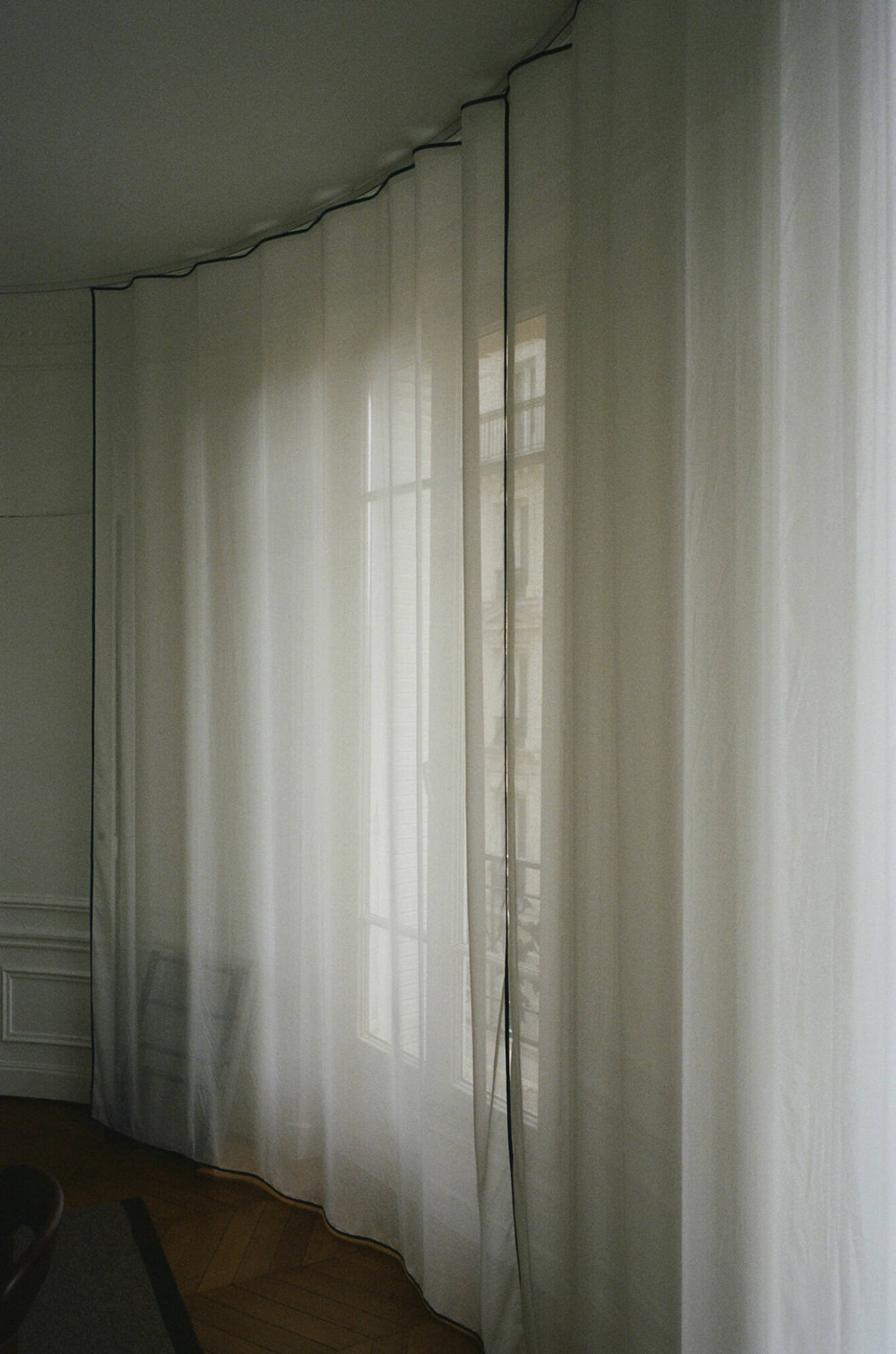 ”Jag tycker att skira vita gardiner kan vara lite för romantiska, pass-poalerna lägger till den där grafiska känslan som gör gardinen ’hårdare’. Det är en väldigt liten detalj, men den förändrar helt gardinens karaktär”, säger Ana.