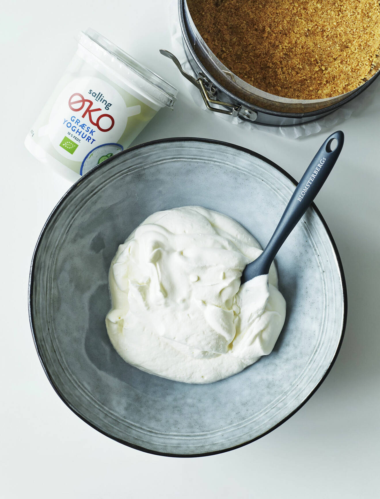 Steg 4 – vispa grädden och vänd ner yoghurten