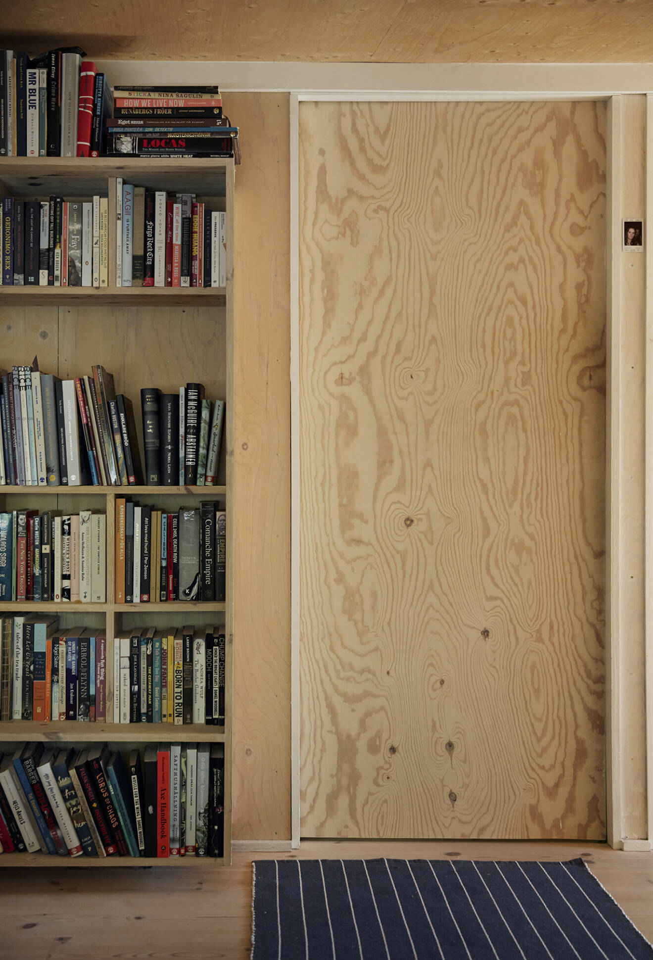 Att det är två personer som arbetar med böcker syns det tydligt överallt. Alla dörrar är skjutdörrar i plywood.