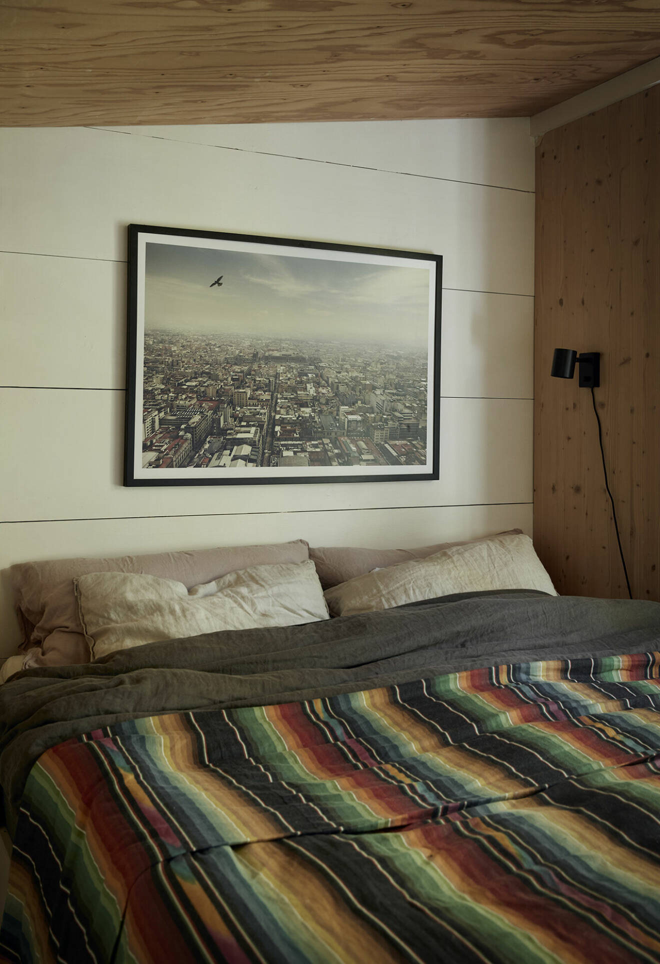 Fotot i sovrummet är från Mexico City taget av Calle Stoltz för boken Taco loco. Överkastet från El Cosmico i Marfa, USA.